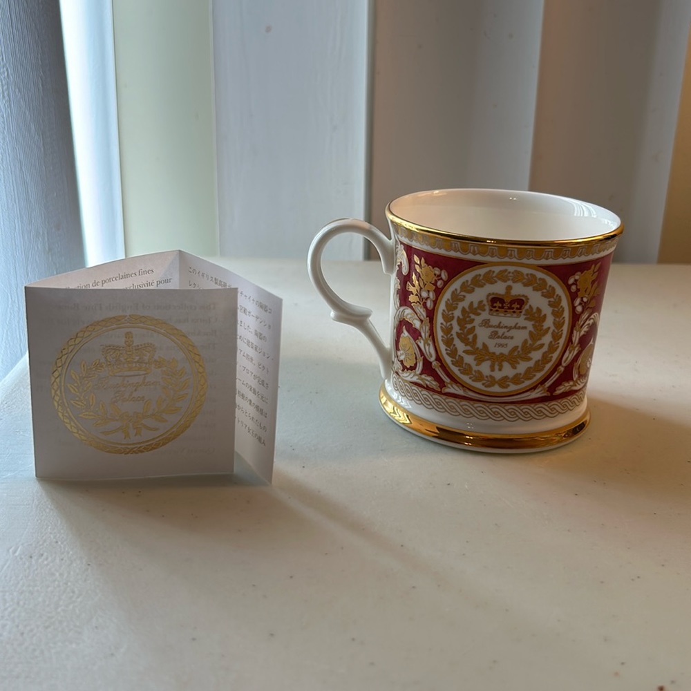 Buckingham Palace 1995 tankard cup mug beautiful red and gold design